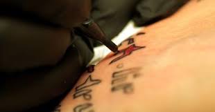 Babysitter έκανε τατουάζ στα παιδιά