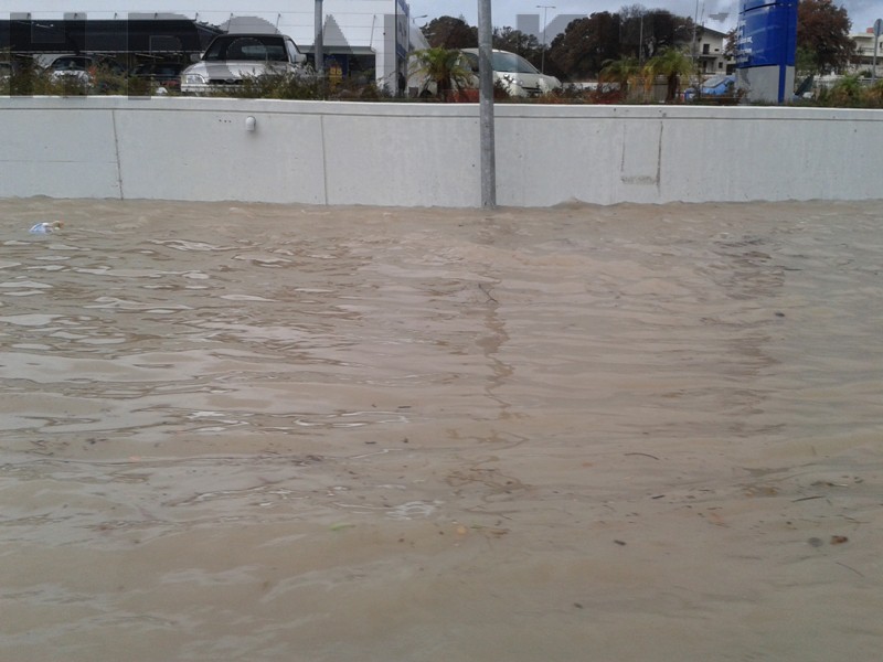 ΦΩΤΟ-Πλημμύρισαν σπίτια και καταστήματα στη Ρόδο