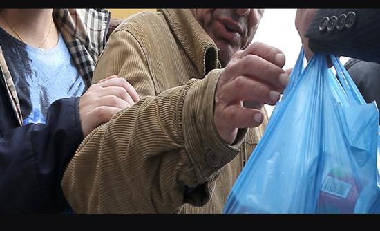 Οκτώ στους 10 δεν έχουν για βασικά τρόφιμα