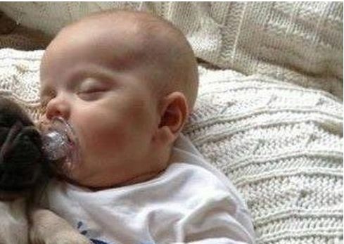 ΦΩΤΟ-Το μωρό που δεν χρειάζεται κουβέρτα
