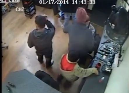 ΒΙΝΤΕΟ-Ο κλέφτης με τον ανήλικο βοηθό