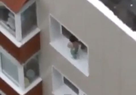 ΒΙΝΤΕΟ ΣΟΚ-Μωρό κάνει…βόλτες στο περβάζι παραθύρου