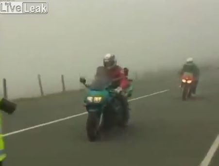 ΒΙΝΤΕΟ-Αστυνομικός “προκαλεί” τροχαίο