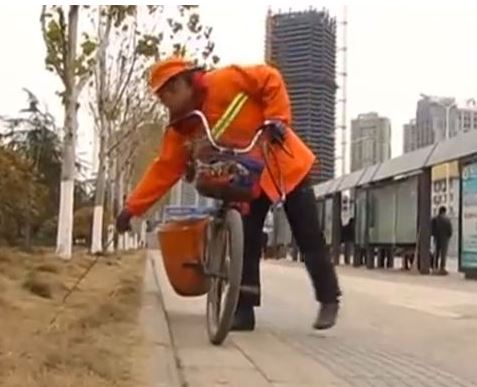 Εκατομμυριούχος εργάζεται ως καθαρίστρια