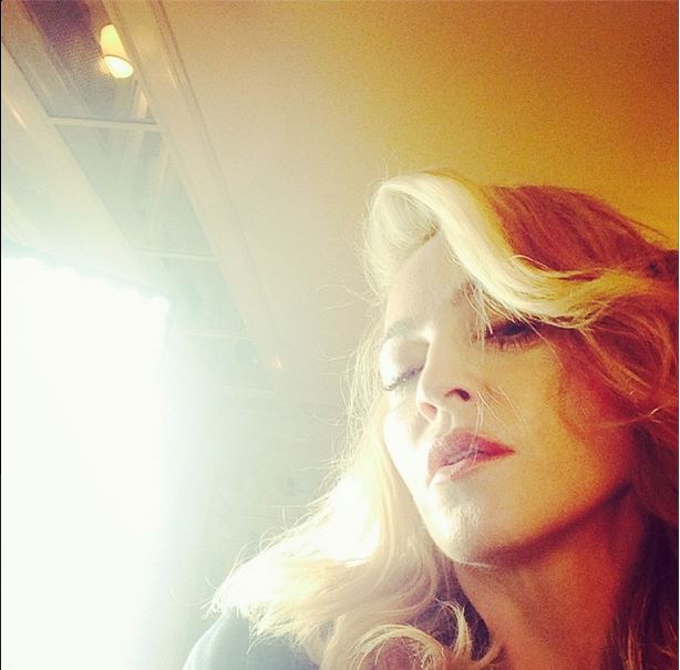 ΦΩΤΟ-Η Μαντόνα με πατερίτσες… χορεύει