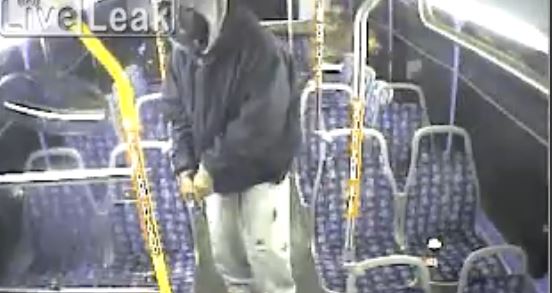 ΒΙΝΤΕΟ-Ο επιβάτης έβγαλε πιστόλι