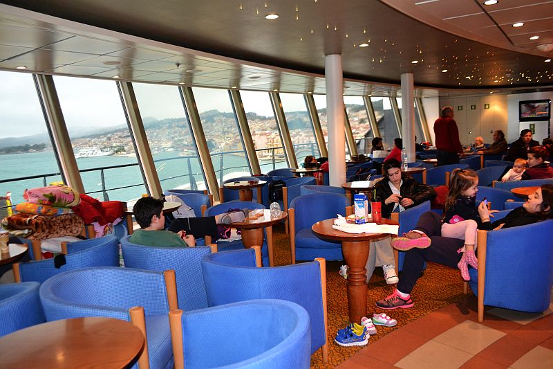 ΦΩΤΟ-Εικόνες μέσα από το πλοίο με τους σεισμόπληκτους