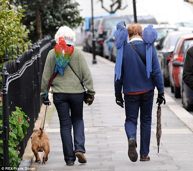 ΦΩΤΟ-Έβγαλαν βόλτα τους παπαγάλους