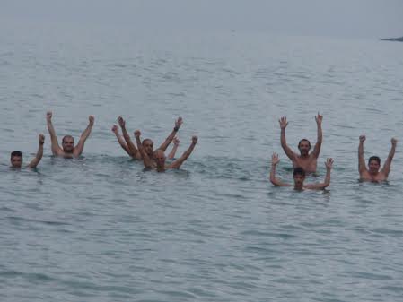 Έριξαν… βουτιά και έκοψαν τη βασιλόπιτα