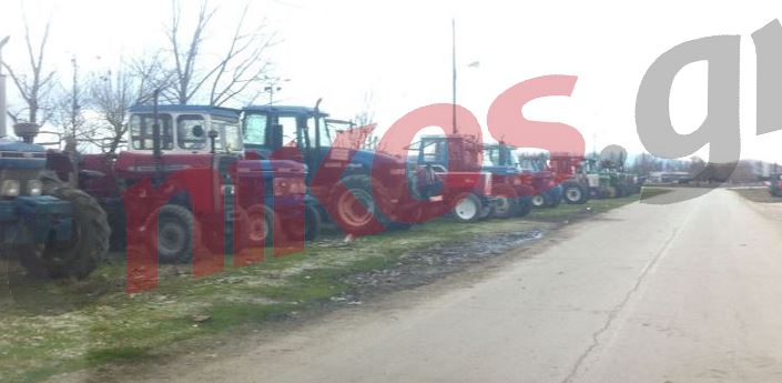 ΦΩΤΟ-“Ζεσταίνουν” τα τρακτέρ οι αγρότες