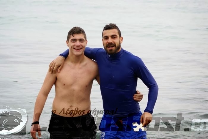 ΦΩΤΟ-Βούτηξε με τη φανέλα ο αρχηγός της Καλλονής