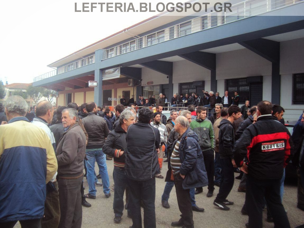 ΦΩΤΟ-Διαμαρτυρία στη ΔΟΥ Κατερίνης