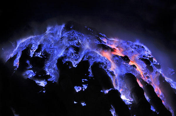 perierga.gr - Ηφαίστειο στην Ινδονησία βγάζει... μπλε λάβα!