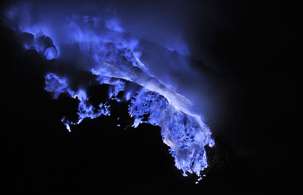 perierga.gr - Ηφαίστειο στην Ινδονησία βγάζει... μπλε λάβα!