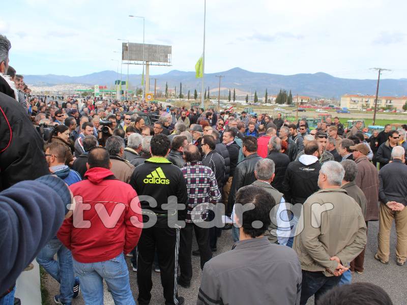 ΦΩΤΟ-Αγρότες έκλεισαν την εθνική οδό Αθηνών-Λαμίας για 15 λεπτά