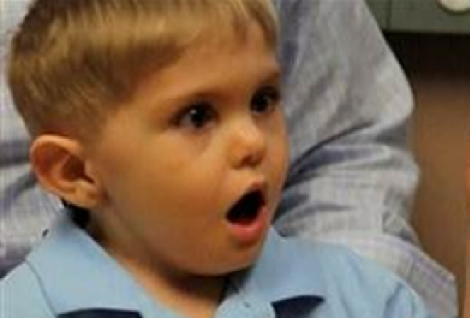 ΒΙΝΤΕΟ-Το σοκ ενός παιδιού που ακούει για πρώτη φορά