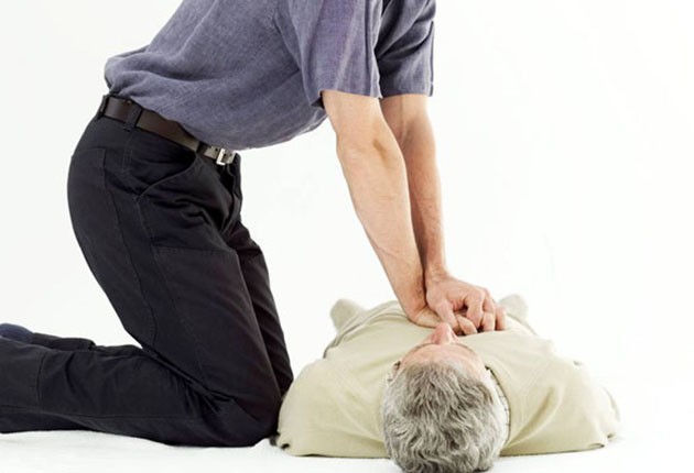 Πως μπορείτε να σώσετε κάποιον που υπέστη καρδιακή ανακοπή