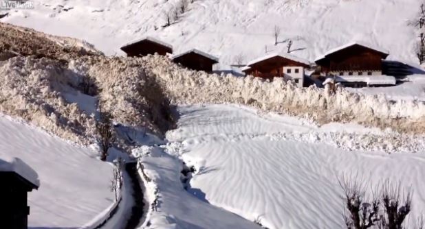 ΒΙΝΤΕΟ-Χιονοστιβάδα… επιτίθεται σε χωριό