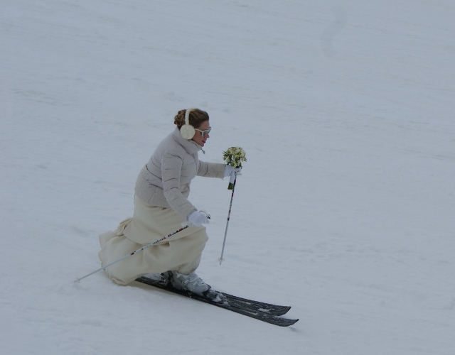 ΦΩΤΟ-Στον γάμο με… πέδιλα του σκι