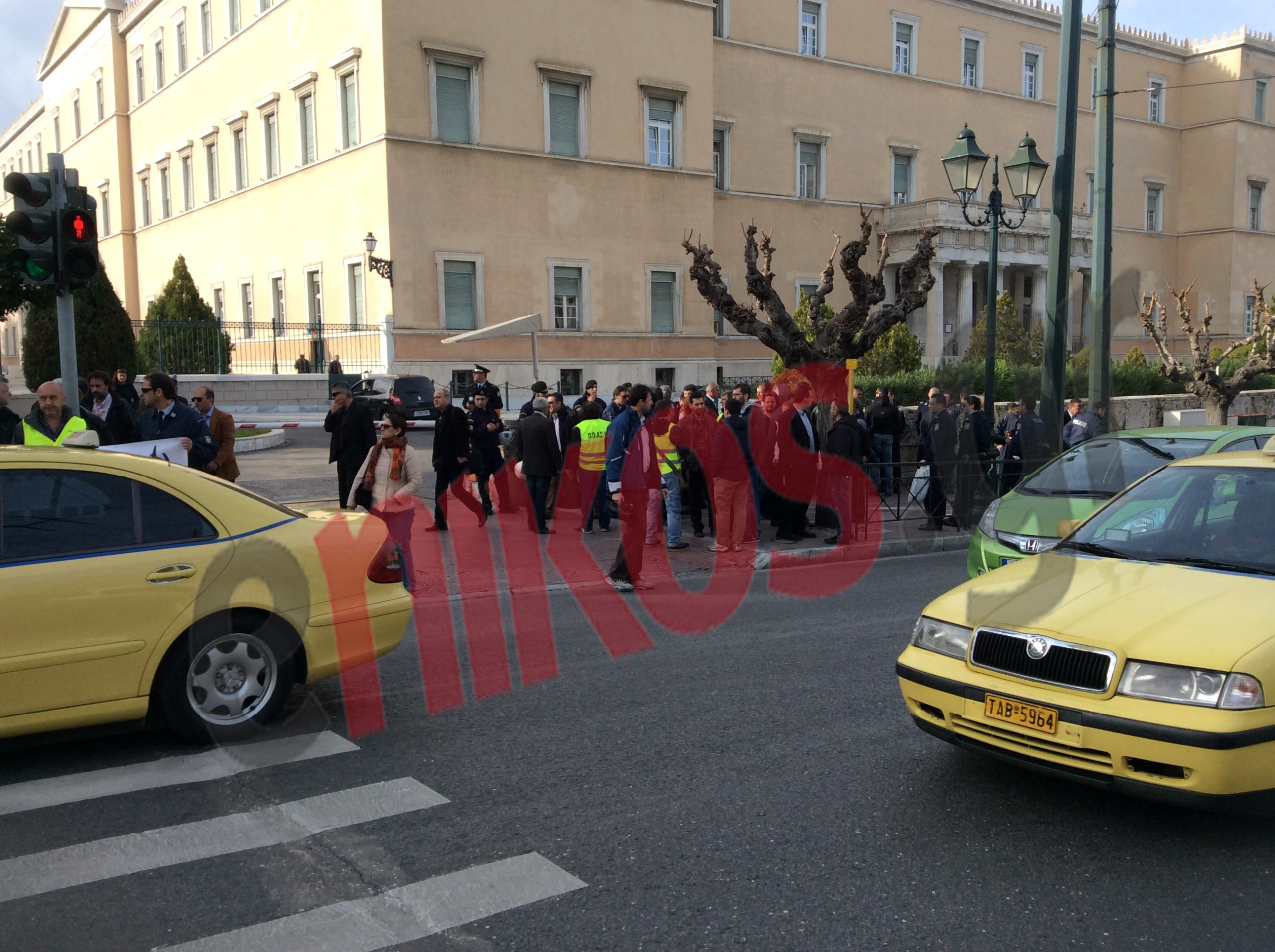 ΦΩΤΟ-Παραμένουν έξω από τη Βουλή οι αστυνομικοί