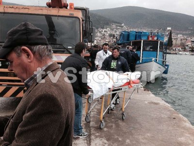 ΦΩΤΟ-Νεκρός ο οδηγός του αυτοκινήτου που έπεσε στο λιμάνι της Στυλίδας