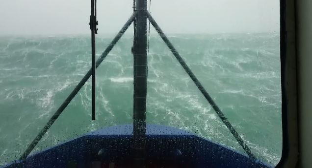 ΒΙΝΤΕΟ-Η συγκλονιστική “μάχη” του τάνκερ με τα κύματα
