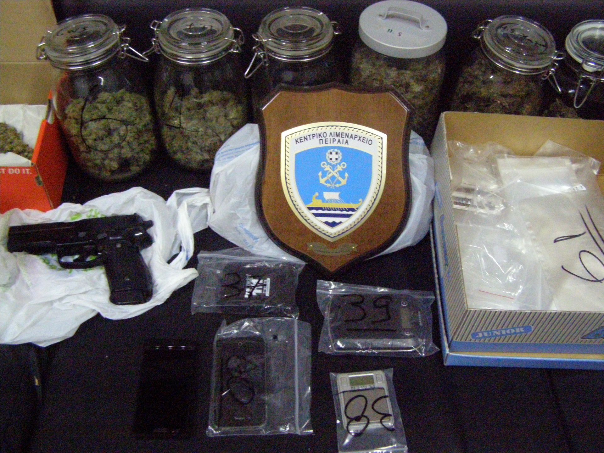 Μάνα και γιοι καλλιεργητές χασίς