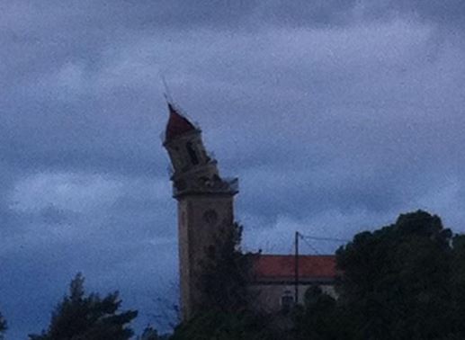 ΦΩΤΟ-Καμπαναριό αιωρείται στο κενό