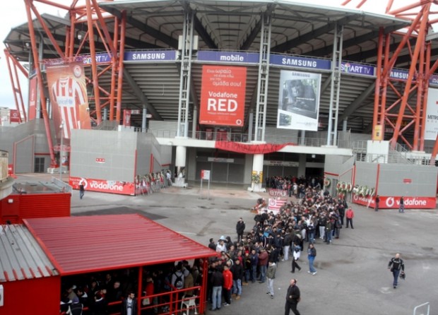 ΒΙΝΤΕΟ-Oυρά για ένα μαγικό χαρτάκι στο «Γ. Καραϊσκάκης»