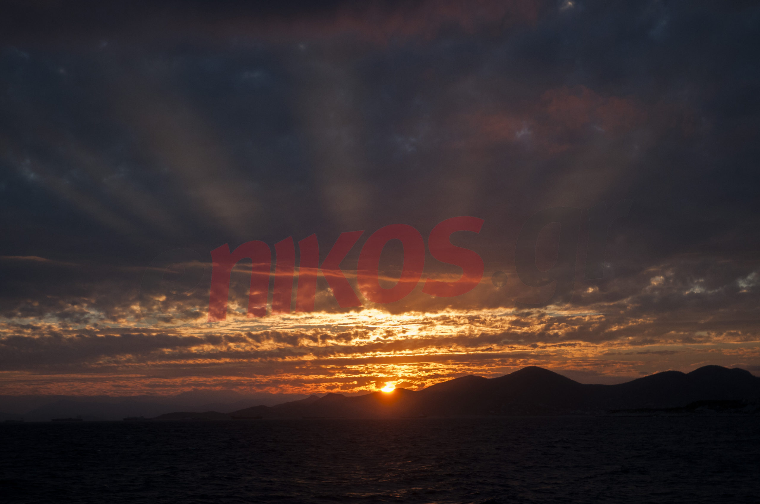 ΦΩΤΟ-Ένα σπάνιο ηλιοβασίλεμα