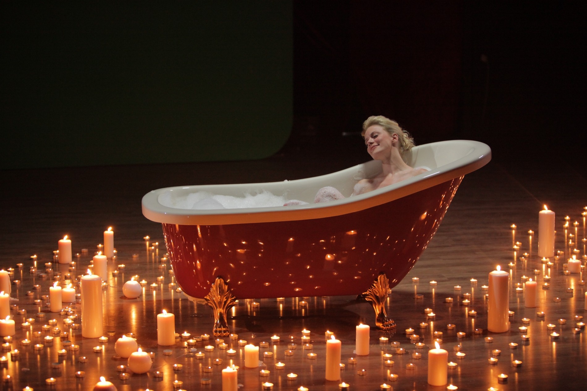 ΒΙΝΤΕΟ-Η Μακρυπούλια γυμνή στη μπανιέρα