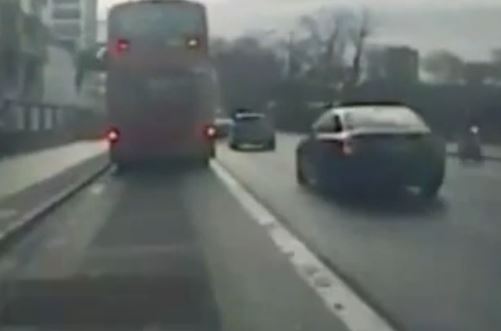 ΒΙΝΤΕΟ-Έπεσε στο κενό από διώροφο λεωφορείο