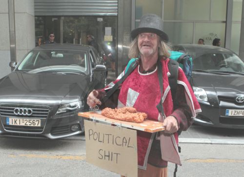 ΦΩΤΟ-Η “ενέδρα” του άστεγου Ιρλανδού στην τρόικα