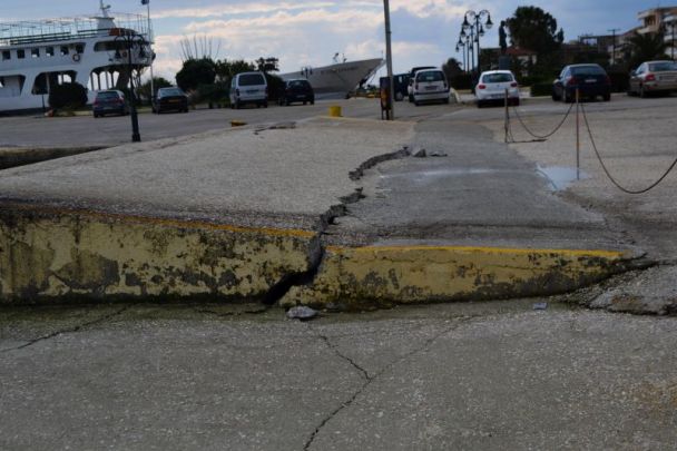 ΤΩΡΑ-Ζημιές στο λιμάνι Ληξουρίου, ξεκόλλησε η προβλήτα