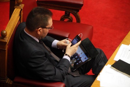 Ο Στουρνάρας, το σοκολατούχο και το SMS