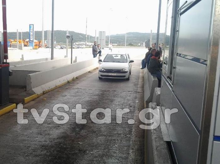 Τώρα-Άνοιξαν οι αγρότες τα διόδια της Τραγάνας