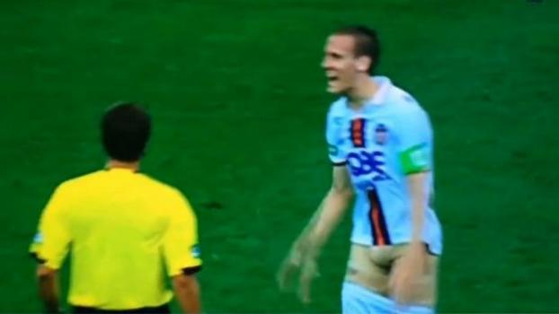 BINTEO-Κατέβασε το σορτσάκι του για ένα… φάουλ