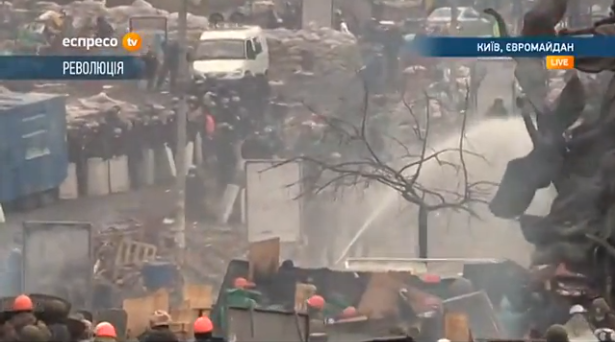 ΑΠΕΥΘΕΙΑΣ-Η πλατεία Ανεξαρτησίας στο Κίεβο- Φήμες για 50 νεκρούς