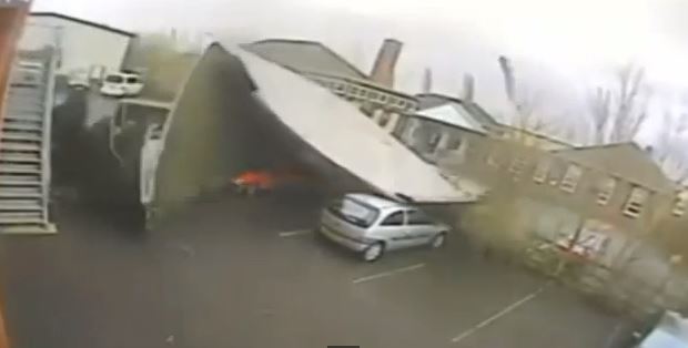 ΒΙΝΤΕΟ-Οροφή κτιρίου προσγειώνεται σε ΙΧ