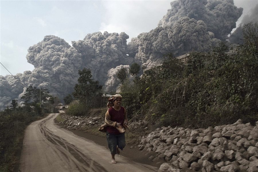 ΒΙΝΤΕΟ-Η έκρηξη του ηφαιστείου στην Ινδονησία