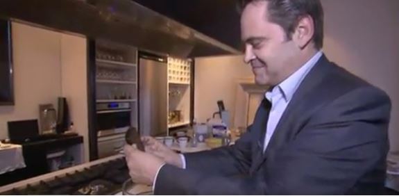 ΒΙΝΤΕΟ-Νόμιζε ότι το κινητό του ήταν αδιάβροχο