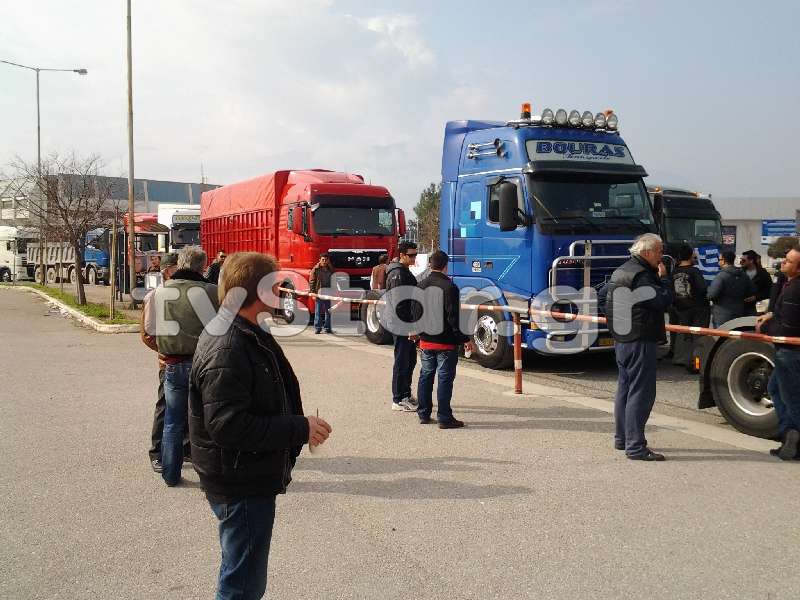 ΦΩΤΟ-Στο δρόμο οι φορτηγατζήδες