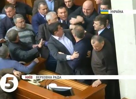 ΒΙΝΤΕΟ-Σύρραξη και στην ουκρανική Βουλή
