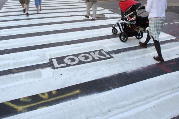 Γέννησε σε διάβαση πεζών