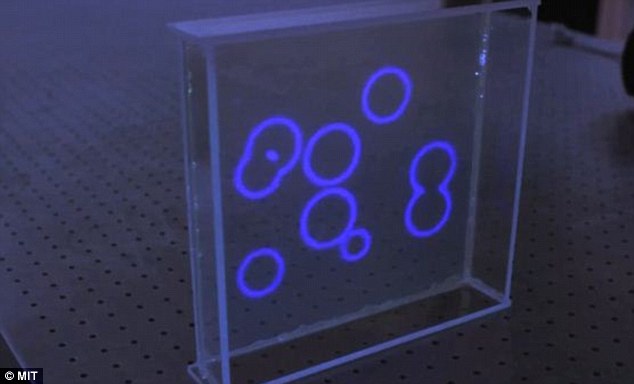 “Μαγικό” αυτοκόλλητο κάνει τα τζάμια οθόνες