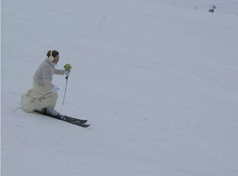 ΦΩΤΟ-Η νύφη με πέδιλα του σκι