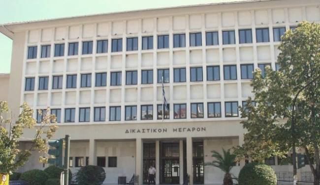 Πιάστηκε στα πράσα να παίρνει φακέλους από το δημοτικό αρχείο