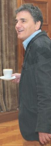 ΦΩΤΟ-Τι έχει στην πλάτη του ο Τσακαλώτος;