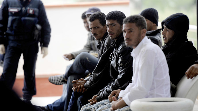 Χειροπέδες σε 110 μετανάστες και 15 διακινητές