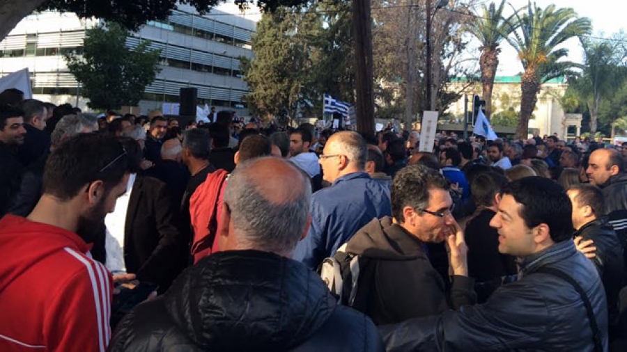ΒΙΝΤΕΟ-Διαμαρτυρία έξω από τη Βουλή της Κύπρου
